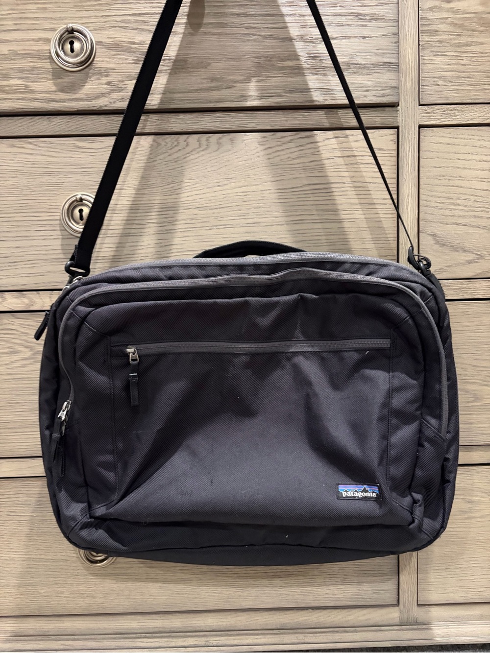 Patagonia Shoulder Briefcase / Messenger Bag, Black Multi Pocket, Fits Suitcase